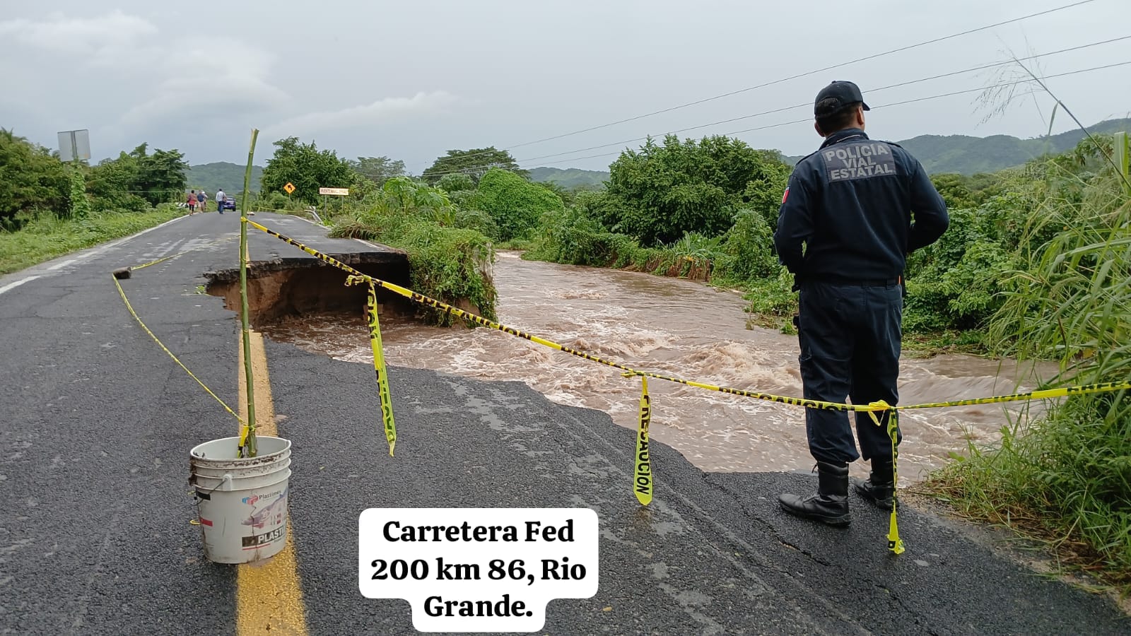 Cerrado el paso en la Carretera Federal 200 a la altura de Puente Mancuernas