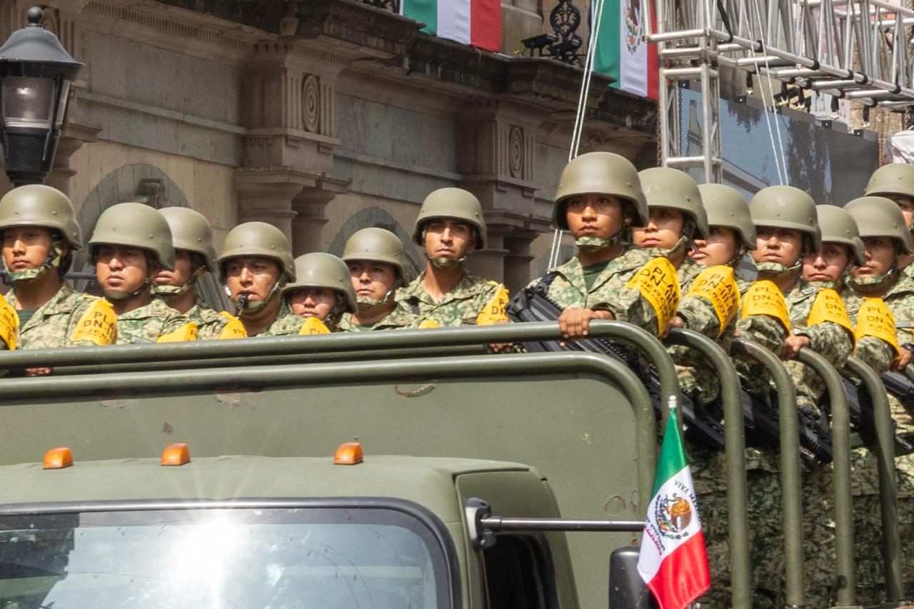 Con fervor patrio familias oaxaqueñas disfrutan del Desfile Cívico Militar Con fervor patrio familias oaxaqueñas disfrutan del Desfile Cívico Militar
