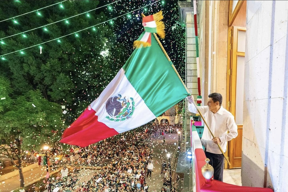 En ceremonia de Independencia gobernador de Oaxaca Salomon Jara grita en arenga un Viva al presidente AMLO y a la presidenta electa Claudia Sheimbaum.