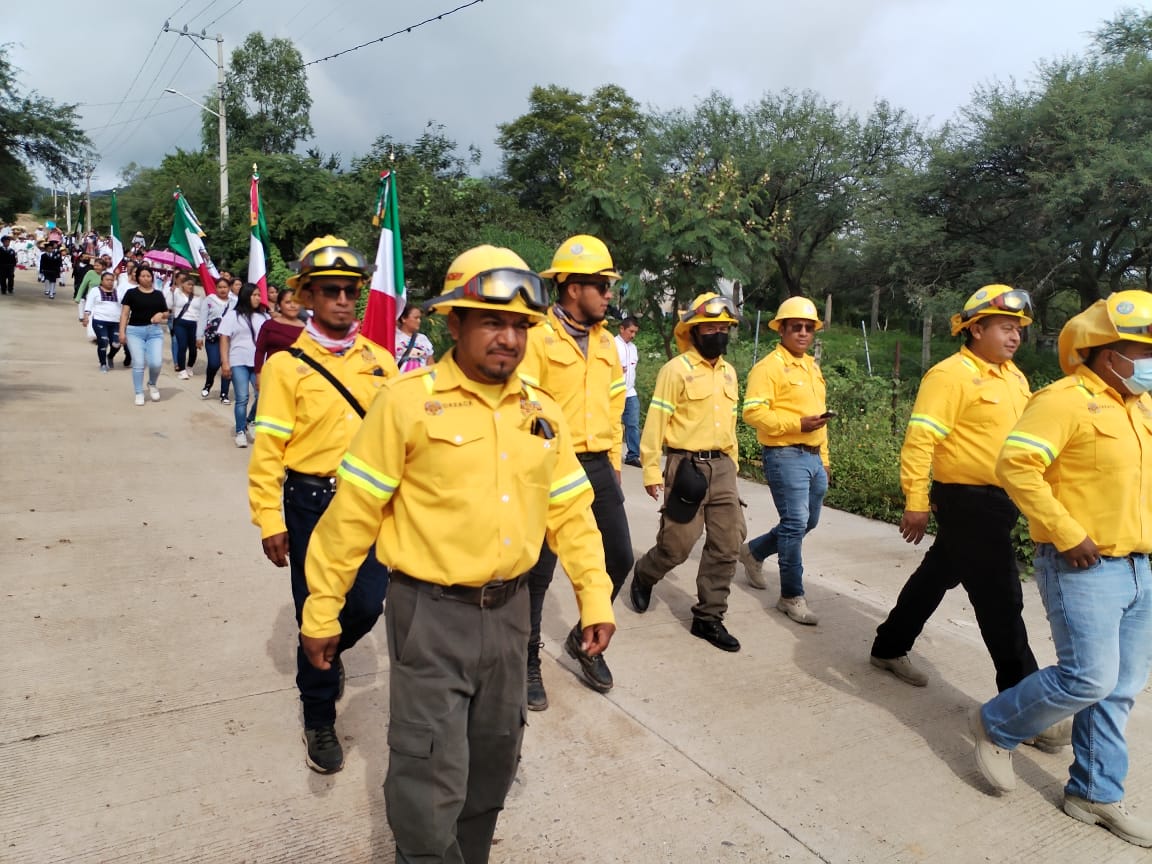 Reconocen trabajo de combatientes forestales durante desfile cívico en San Francisco Yosocuta