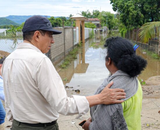 Recorre Salomón Jara zona afectada por John en Tututepec y Jamiltepec