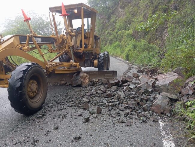 Habilita Gobierno estatal caminos y carreteras afectadas en la Costa y Sierra Sur