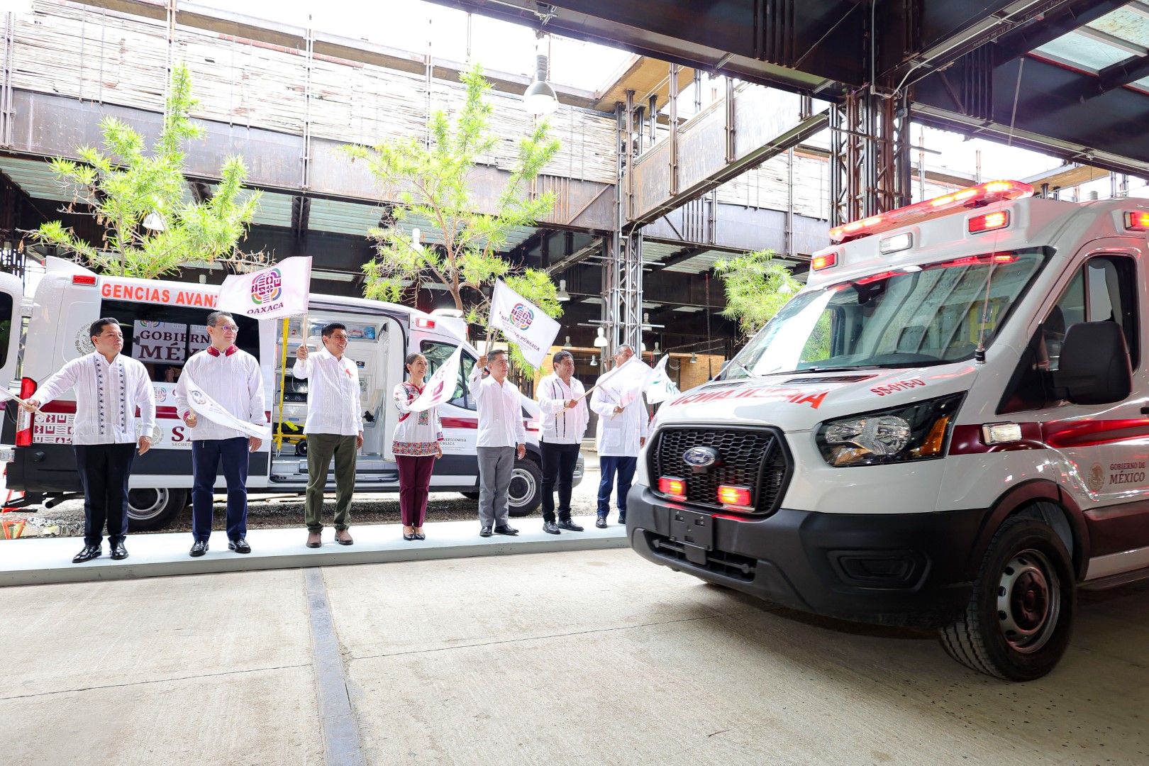 Se fortalece la salud de Oaxaca con la entrega de ambulancias y aparatos funcionales por más de 56 mdp