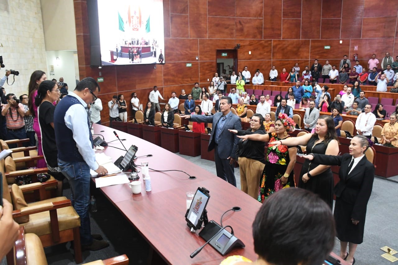 Suplentes rinden protesta como diputadas y diputado en el Congreso de Oaxaca