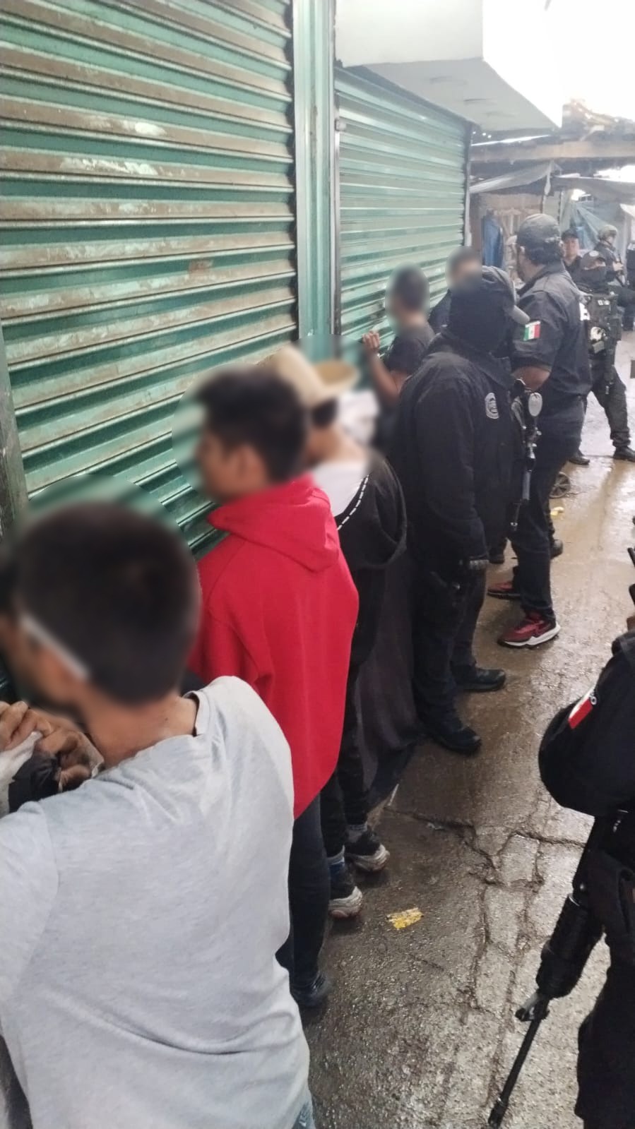 Derivado de trabajos de inteligencia, Fiscalía de Oaxaca realiza operativo en la Central de Abasto, en la capital; despliegan a más de 120 elementos de la AEI