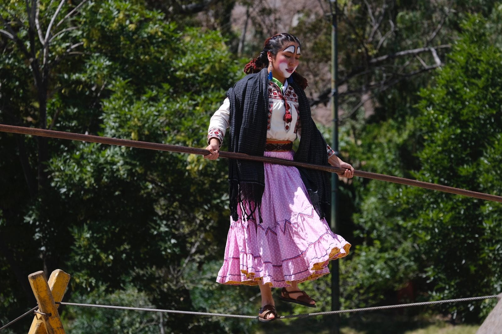 Arte circense indígena maravilla a las y los asistentes al Festival Internacional Cervantino 2024