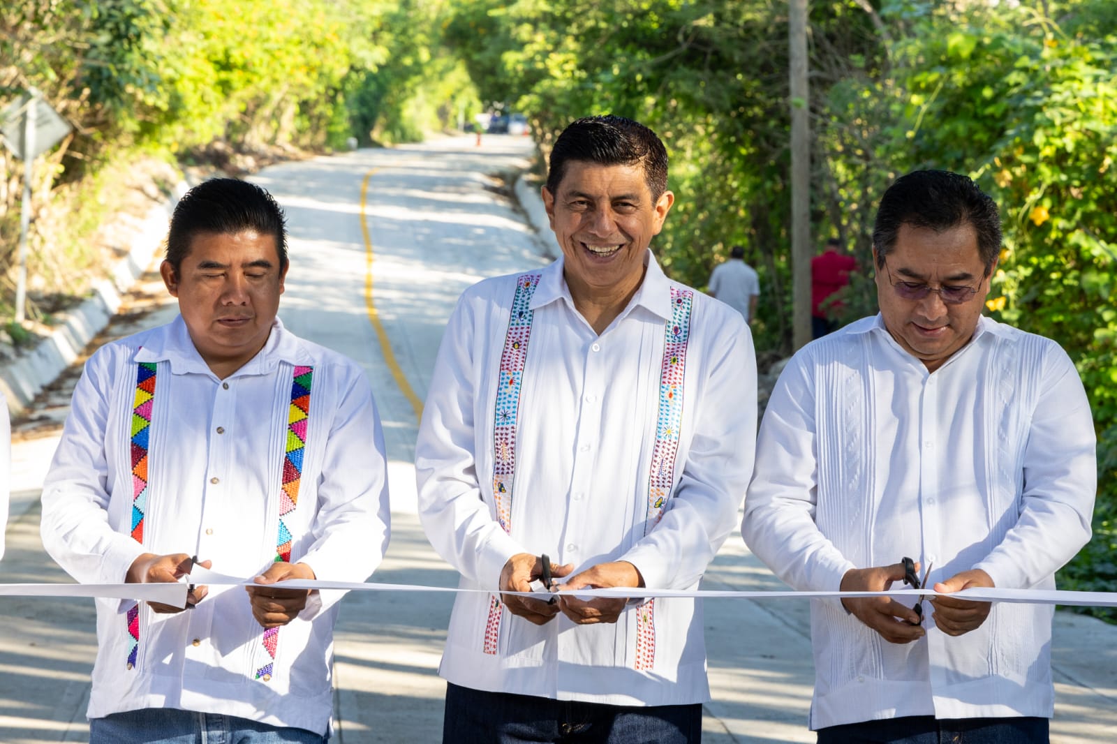 Entregan Camino Artesanal que conectará a Santa María Tijaltepec con Santiago Pinotepa Nacional