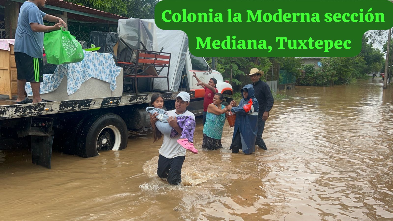 Evacuan a habitantes afectados por desbordamiento del arroyo San Jacinto, en Tuxtepec