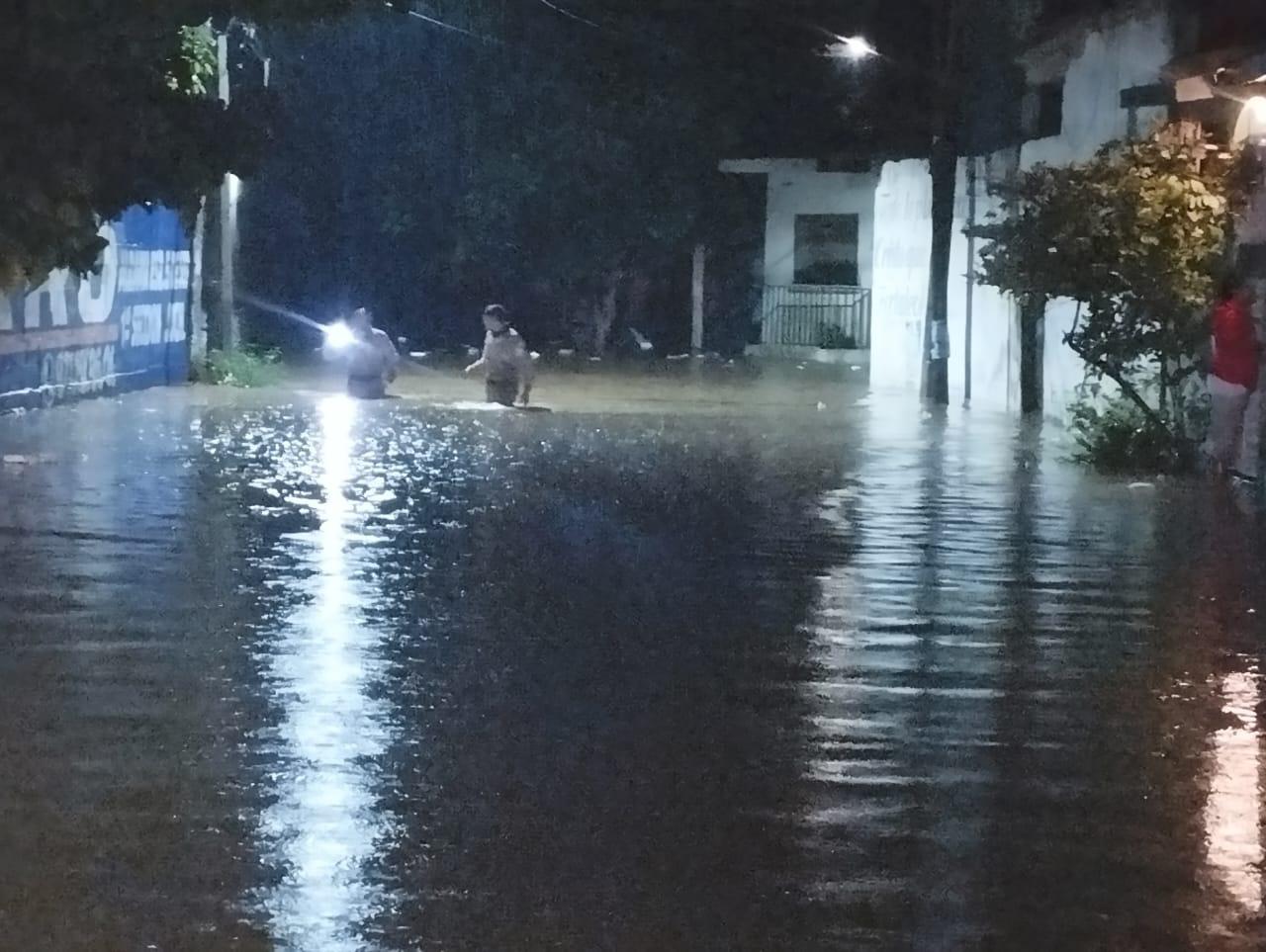 Evacúan a pobladores de la región del Istmo por desbordamiento del río Los Perros