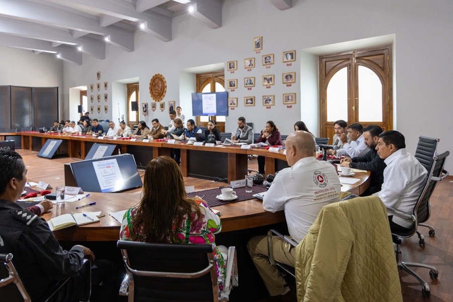 Avanzan trabajos de rehabilitación de caminos, entrega de víveres y de salud en municipios afectados por John