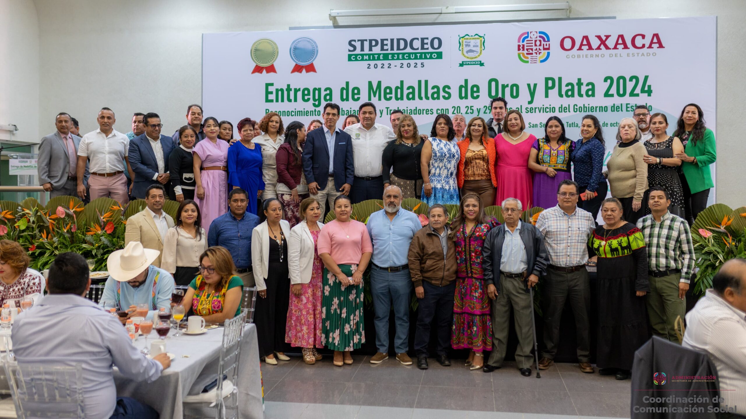 Gobierno de Oaxaca reconoce Trayectoria Profesional con entrega de Medallas de Oro y Plata Gobierno de Oaxaca reconoce Trayectoria Profesional con entrega de Medallas de Oro y Plata
