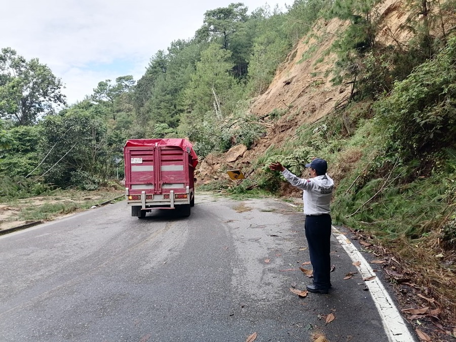 Habilitan carril en carretera local 178 Juquila-Río Grande tras el paso del huracán “Jhon”