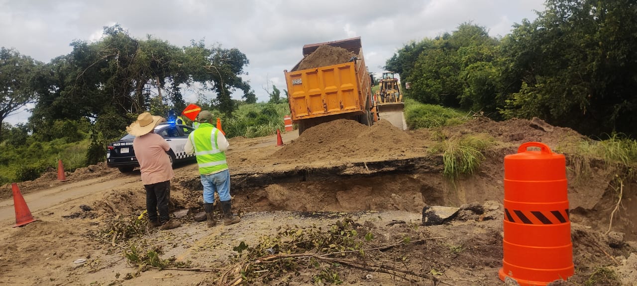 Informa Policía Vial Estatal sobre trabajos por afectaciones en carretera de la Costa Informa Policía Vial Estatal sobre trabajos por afectaciones en carretera de la Costa