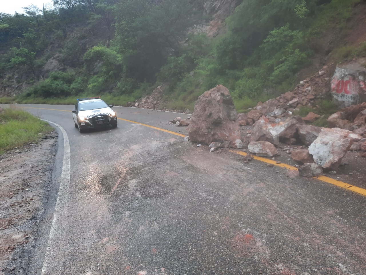 reportan derrumbes en la Carretera Federal 190, tramo Tlacolula de Matamoros – El Camarón