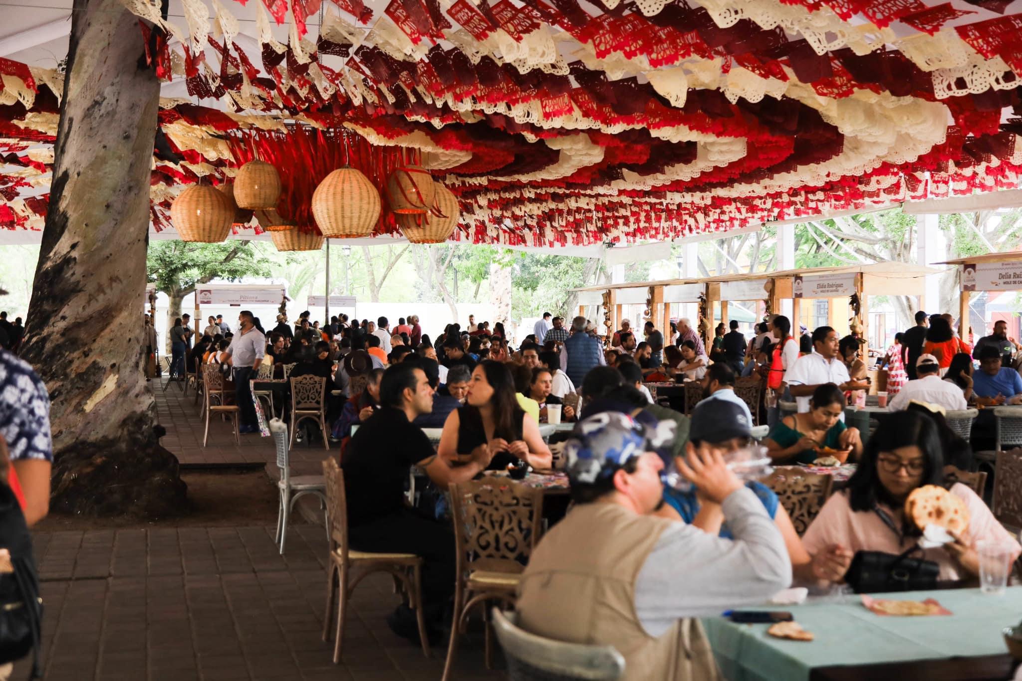 Muestra Oaxaca riqueza cultural y gastronómica en la Guelaguetza Ñuu Savi y en el Festival de Mole de Caderas