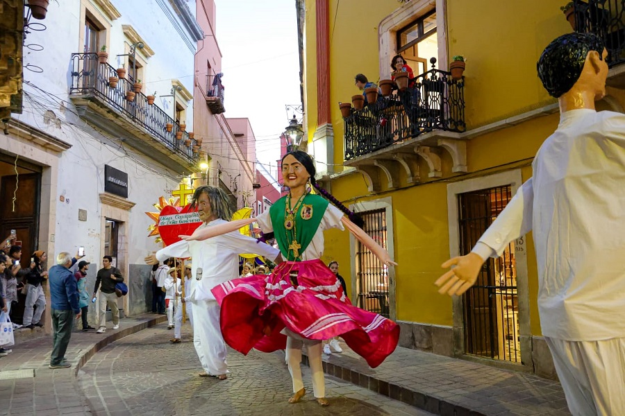 Invade música y danza de Oaxaca calles de Guanajuato en convite del 52 Festival Internacional Cervantino