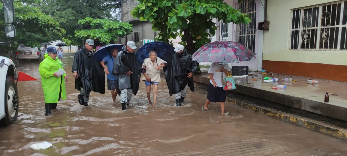 Policía Vial Estatal brinda apoyo para la evacuación de personas en Juchitán