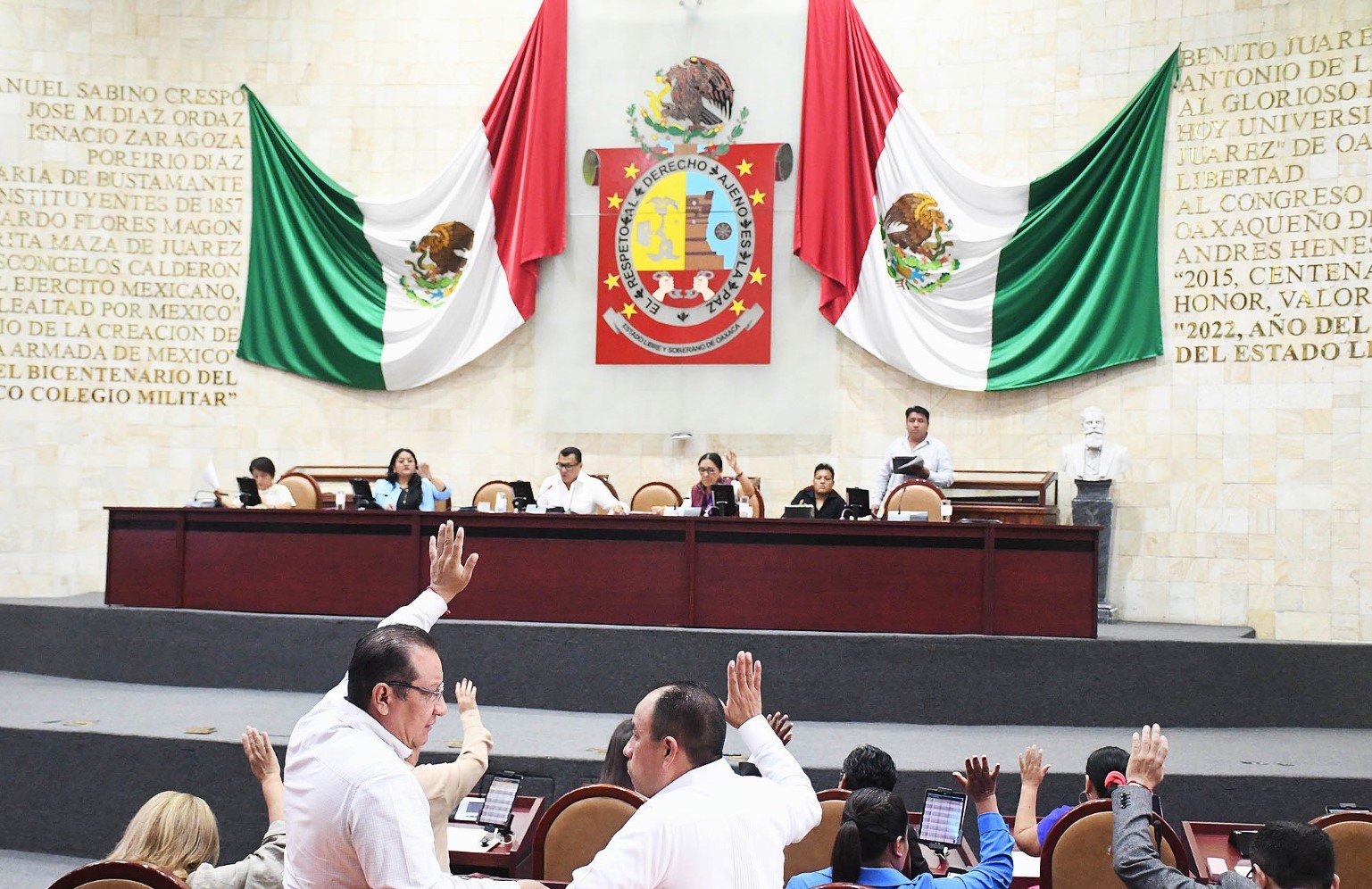 Plantean tres iniciativas de reforma a la Constitución de Oaxaca Plantean tres iniciativas de reforma a la Constitución de Oaxaca