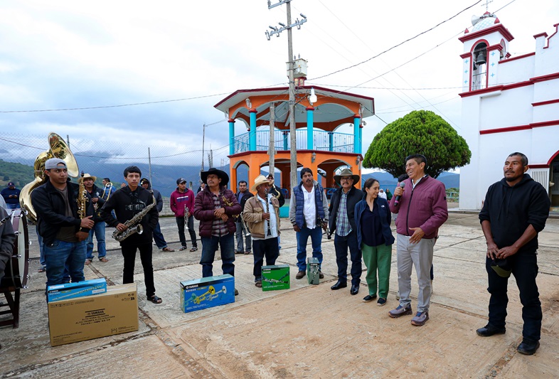 Banda del Barrio de San Sebastián Betaza cristaliza un sueño; recibe instrumentos musicales de manos de Salomón Jara Banda del Barrio de San Sebastián Betaza cristaliza un sueño; recibe instrumentos musicales de manos de Salomón Jara