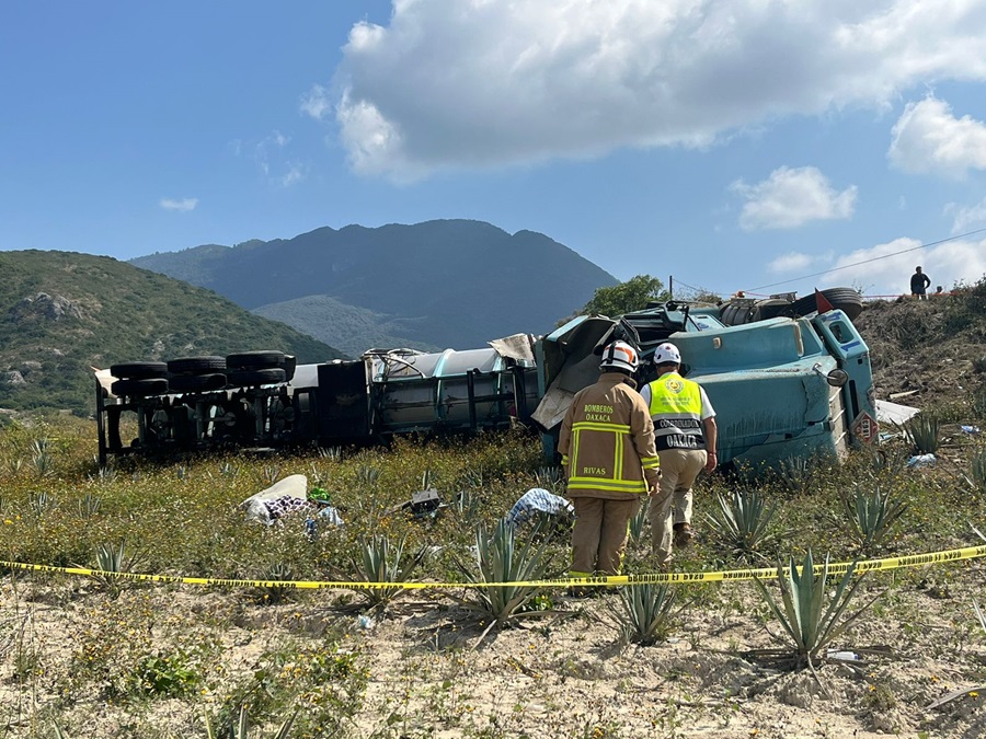 Controlan derrame de turbosina en carretera 190 en el tramo Totolápam-Mitla