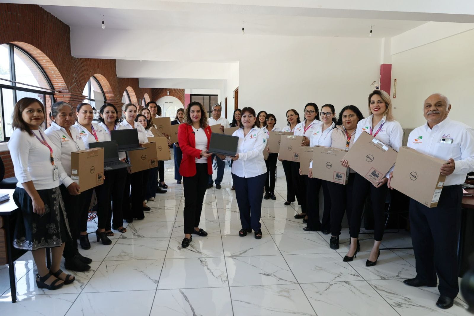 Entrega magistrada Berenice Ramírez equipos de cómputo para una justicia más eficaz y moderna Entrega magistrada Berenice Ramírez equipos de cómputo para una justicia más eficaz y moderna