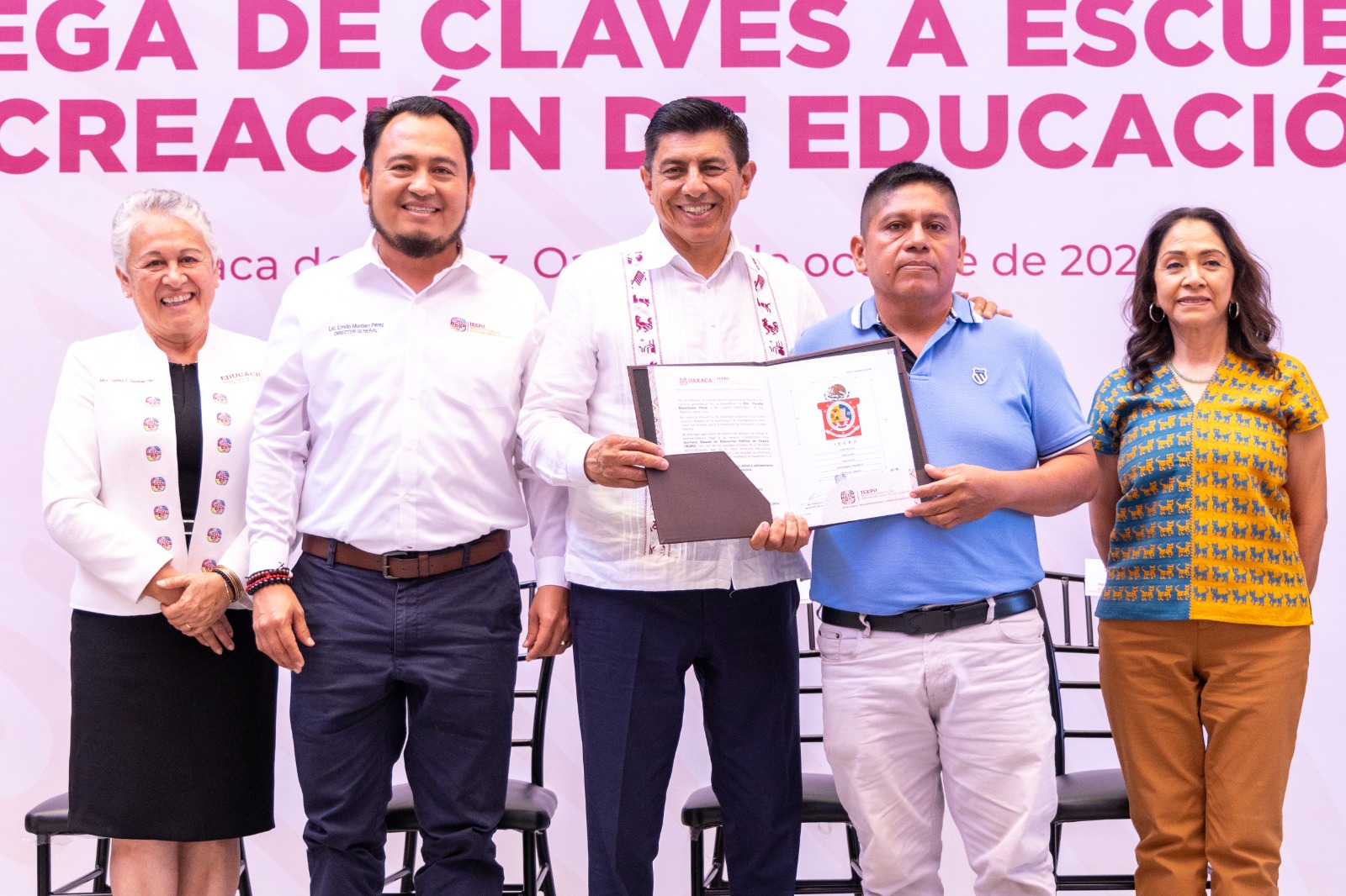 Gobierno de Oaxaca entrega 40 claves escolares para garantizar educación de calidad