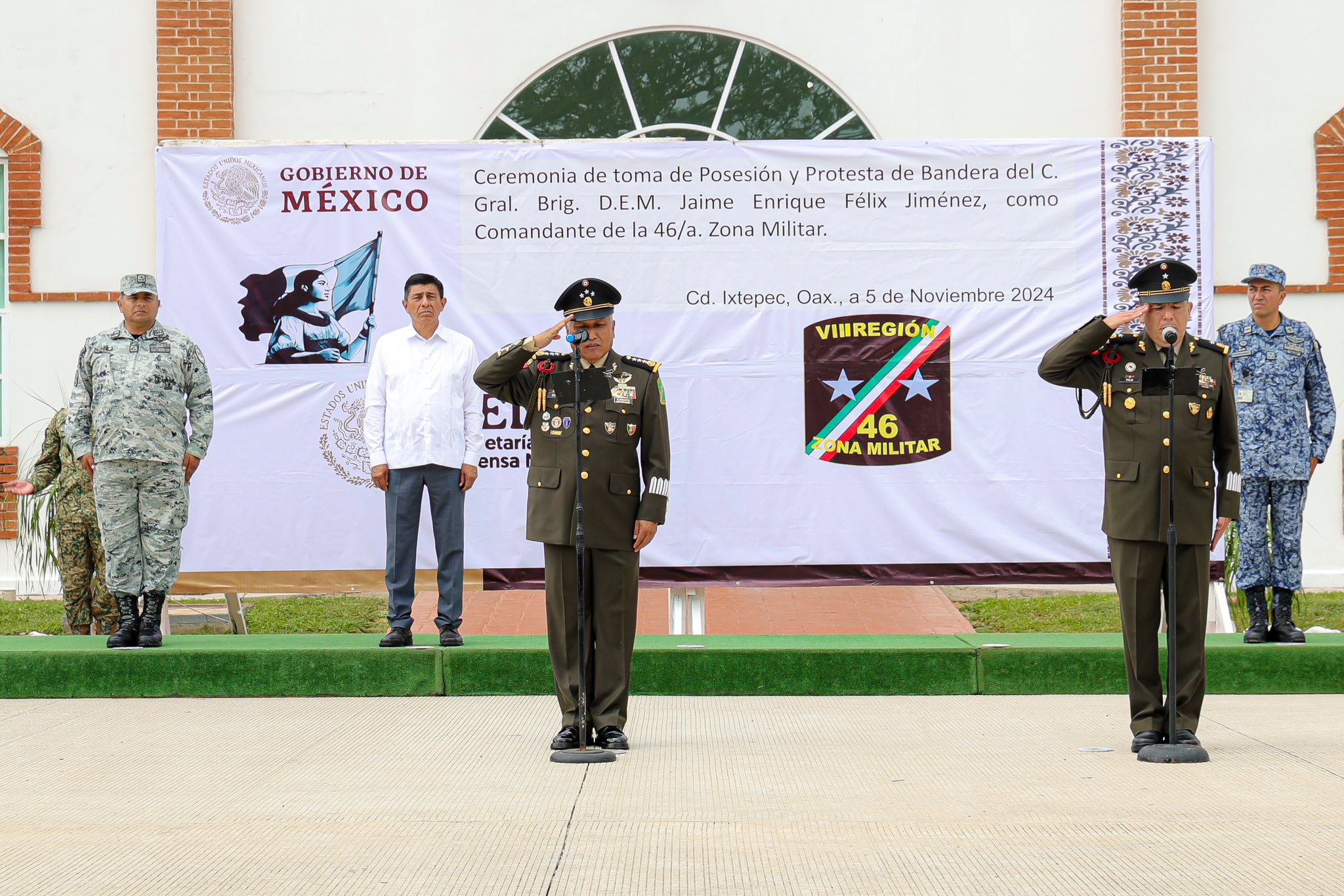 Asiste Gobernador Salomón Jara a toma de posesión del Comandante interino de la 46 Zona Militar de Ciudad Ixtepec