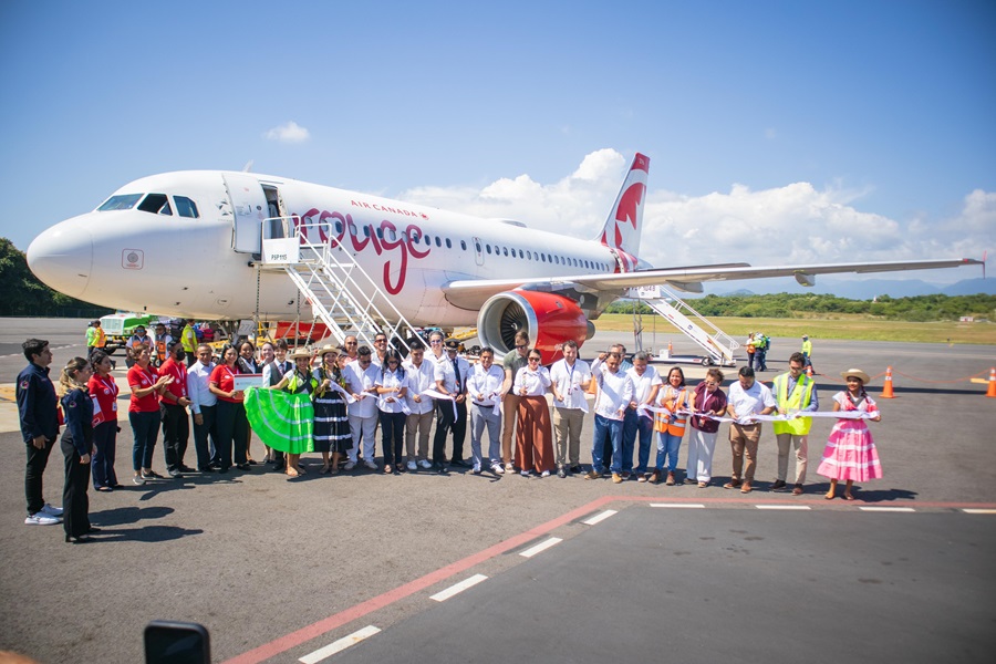 Llega primer vuelo de Air Canadá a Santa María Huatulco