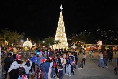 Las y los oaxaqueños disfrutan del Festival Navideño