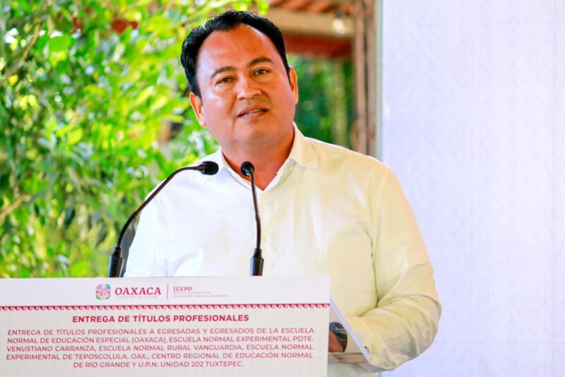 Entrega IEEPO 792 títulos profesionales a personas egresadas de Escuelas Normales y Unidades de la UPN
