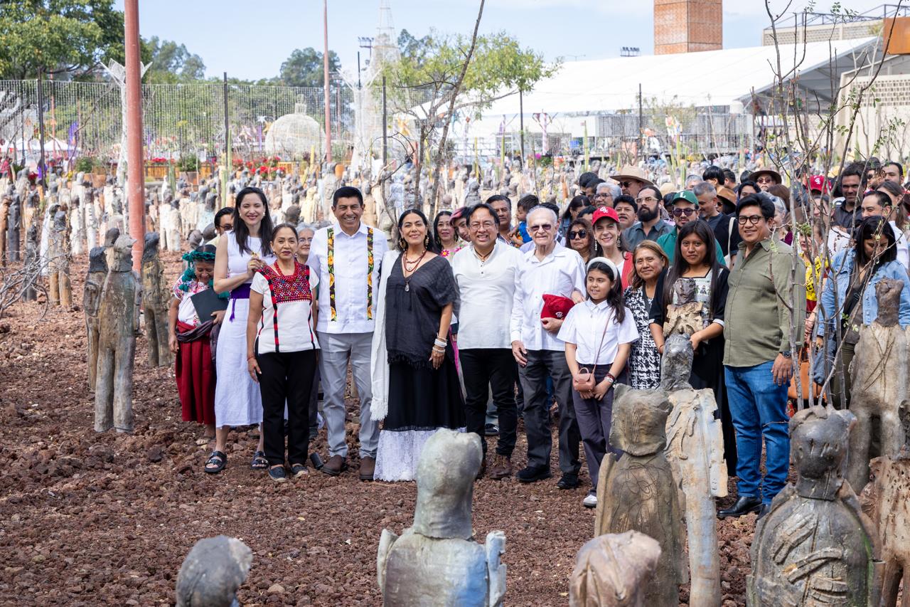 Inaugura Gobernador Salomón Jara muestra escultórica “2 mil 501 migrantes” de Alejandro Santiago Inaugura Gobernador Salomón Jara muestra escultórica “2 mil 501 migrantes” de Alejandro Santiago