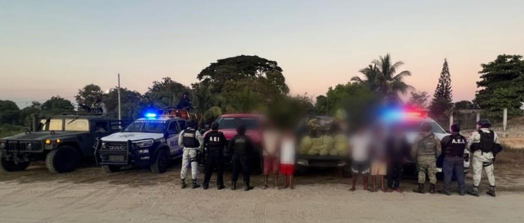 Detienen a cinco personas y aseguran 5 kilos de drogas durante operativos coordinados entre la Fiscalía de Oaxaca, DEFENSA, Guardia Nacional y Policía Estatal, despliegues realizados en la Costa Detienen a cinco personas y aseguran 5 kilos de drogas durante operativos coordinados entre la Fiscalía de Oaxaca, DEFENSA, Guardia Nacional y Policía Estatal, despliegues realizados en la Costa