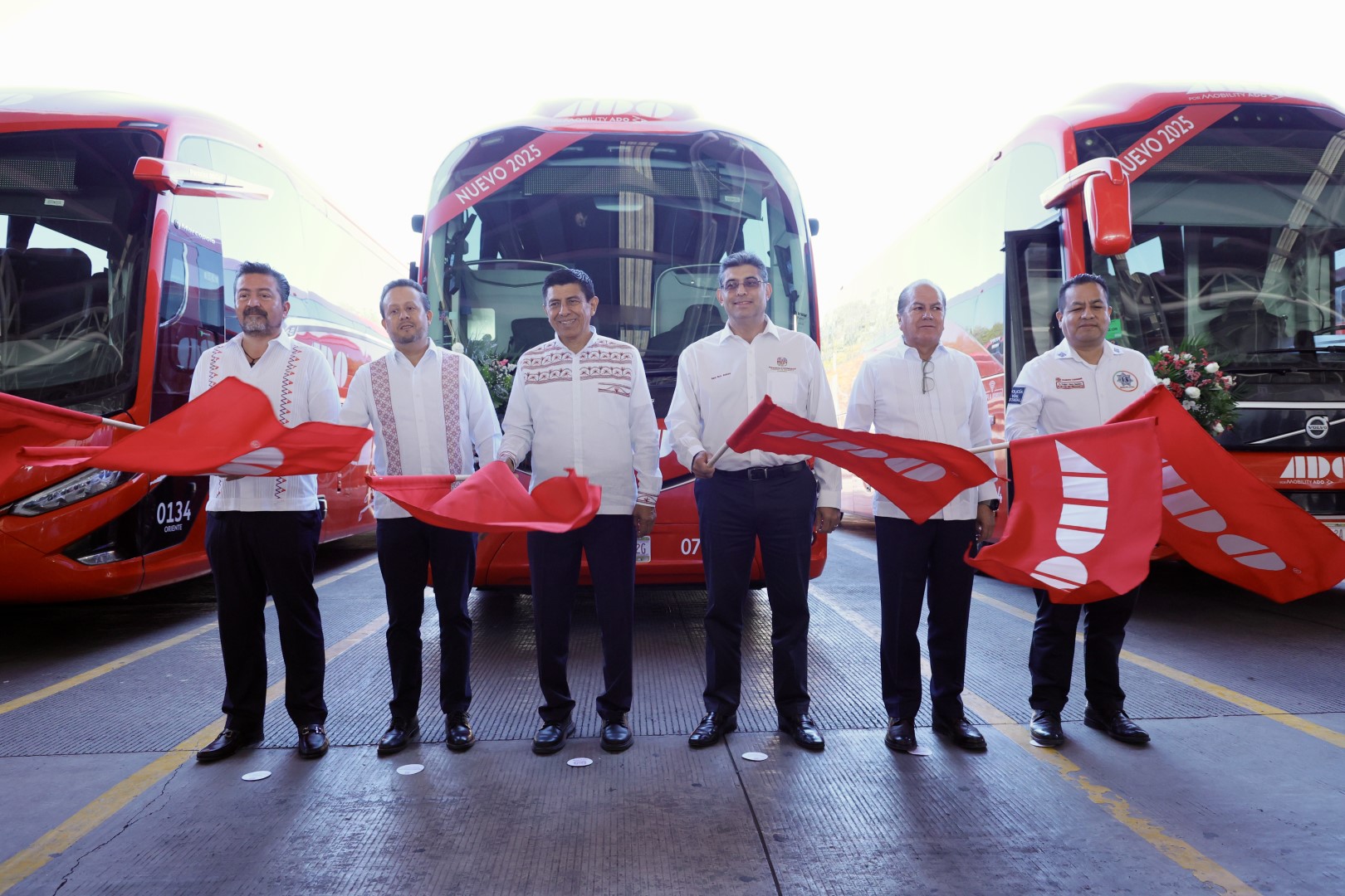 Encabeza Gobernador Salomón Jara presentación de 225 autobuses nuevos de ADO