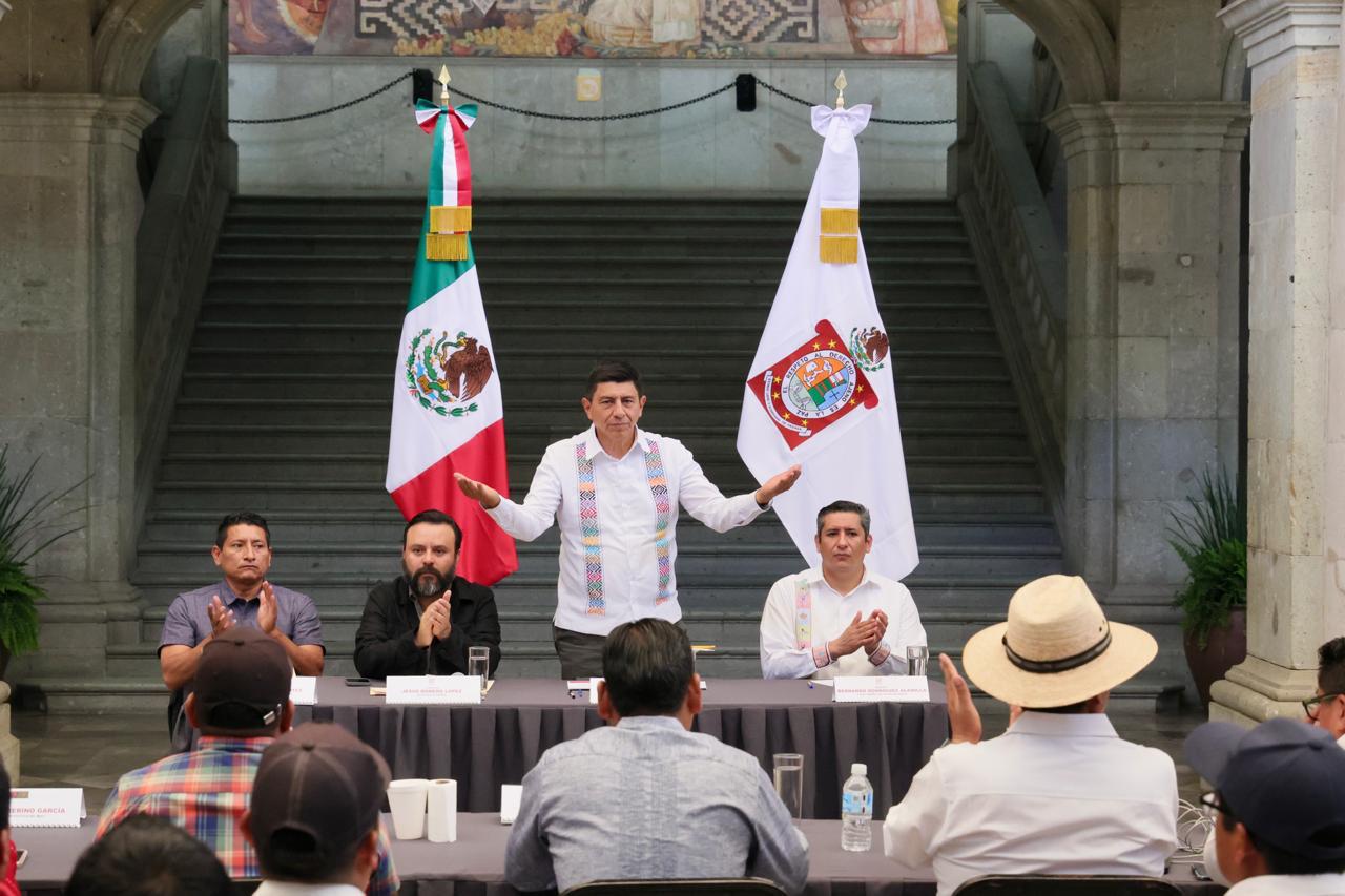 Atiende Salomón Jara a mujeres y hombres del Movimiento Unificador de Lucha Triqui