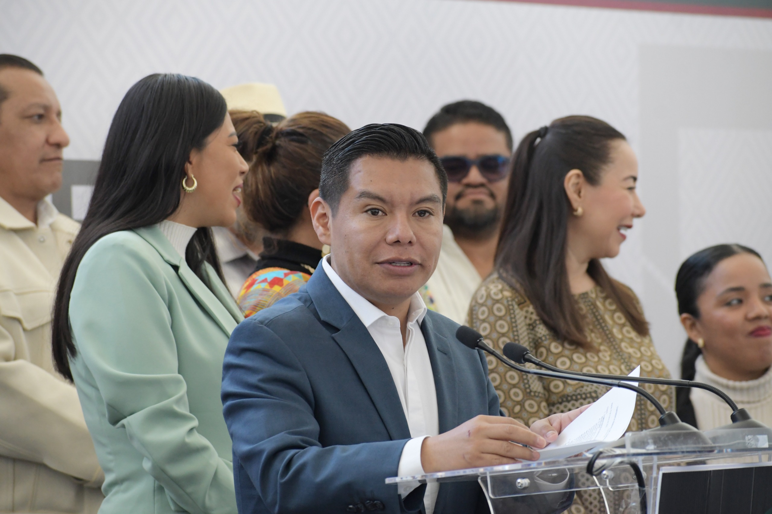 Presidente de la Jucopo plantea la creación de un nuevo Escudo Oficial de Oaxaca basado en la justicia, equidad y el reconocimiento pleno a su diversidad pluricultural Presidente de la Jucopo plantea la creación de un nuevo Escudo Oficial de Oaxaca basado en la justicia, equidad y el reconocimiento pleno a su diversidad pluricultural