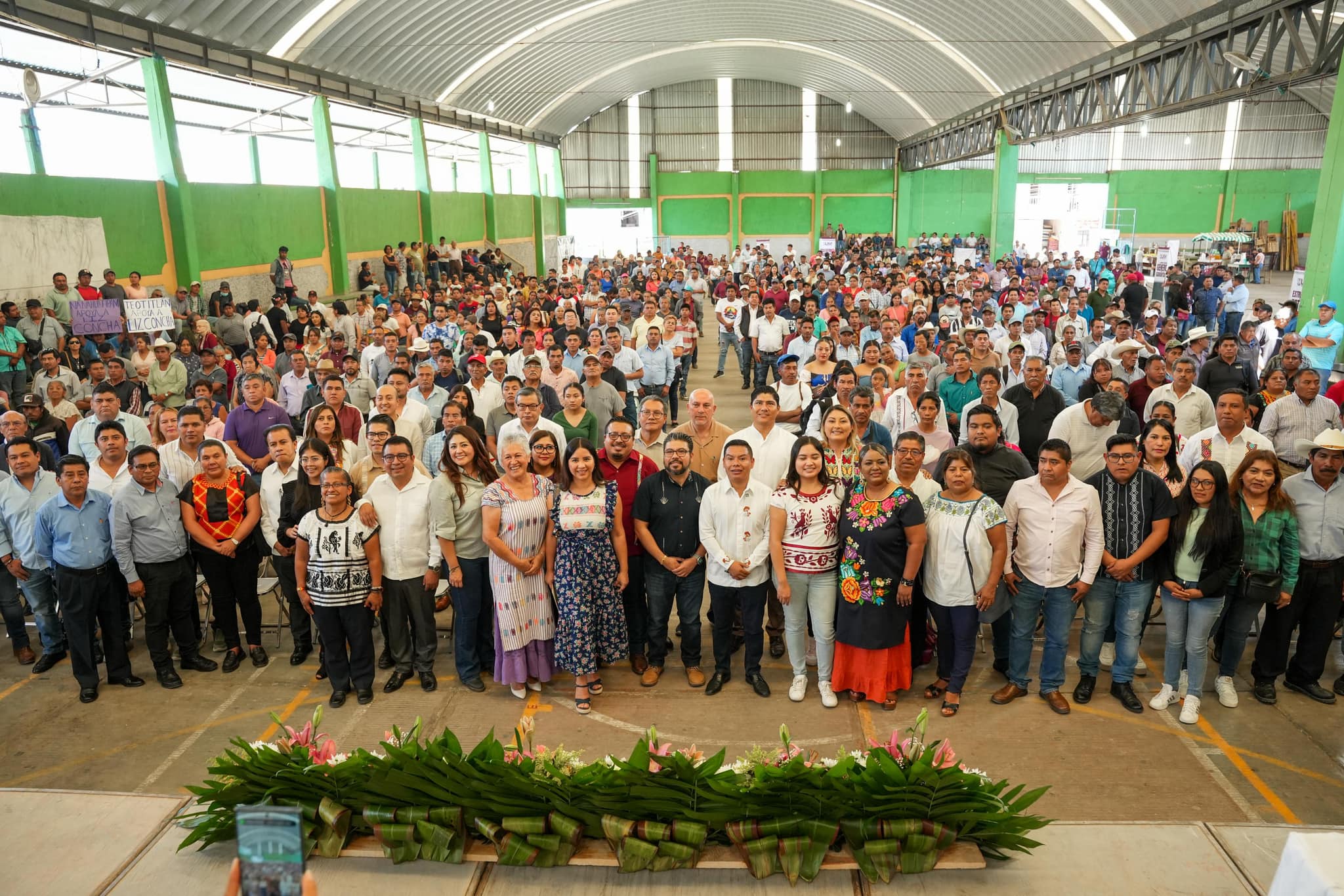 La nueva Constitución de Oaxaca se construye con todas las voces del pueblo y bajo el sello de la justicia, igualdad y respeto a los derechos colectivos. La nueva Constitución de Oaxaca se construye con todas las voces del pueblo y bajo el sello de la justicia, igualdad y respeto a los derechos colectivos.