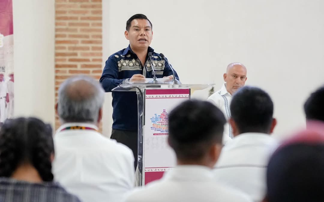 En los Encuentros Regionales se fortalecerá la nueva Constitución de Oaxaca con aportaciones de los pueblos originarios, mujeres, migrantes y periodistas. En los Encuentros Regionales se fortalecerá la nueva Constitución de Oaxaca con aportaciones de los pueblos originarios, mujeres, migrantes y periodistas.