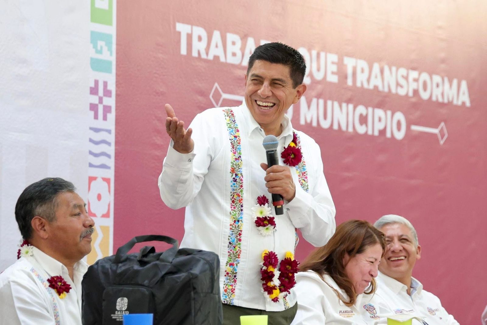 Favorece Salomón Jara con apoyos y programas a San Vicente Nuñú Favorece Salomón Jara con apoyos y programas a San Vicente Nuñú