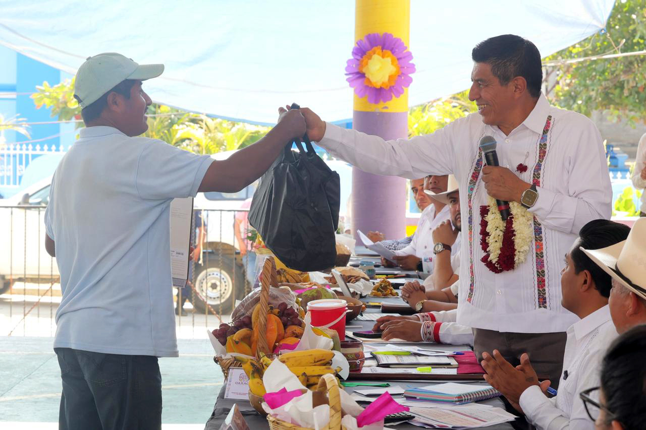 Lleva Salomón Jara progreso y desarrollo a Santa María Ipalapa Lleva Salomón Jara progreso y desarrollo a Santa María Ipalapa