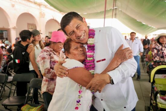 Redobla Salomón Jara apoya a la educación de Santiago Suchilquitongo