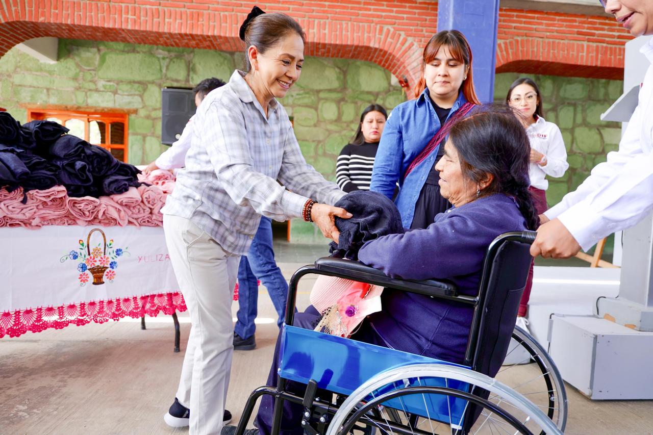 Refrenda Irma Bolaños compromiso con habitantes de Lalopa y Yavesía, en la Sierra de Juárez