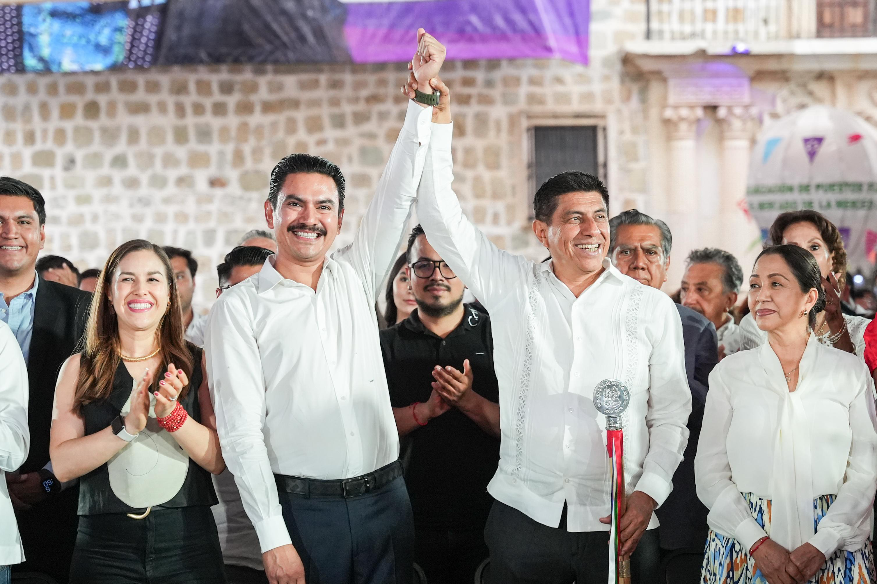 Ray Chagoya sigue la ruta de la transformación de Oaxaca de Juárez en los primeros 100 días de su gobierno* Ray Chagoya sigue la ruta de la transformación de Oaxaca de Juárez en los primeros 100 días de su gobierno*