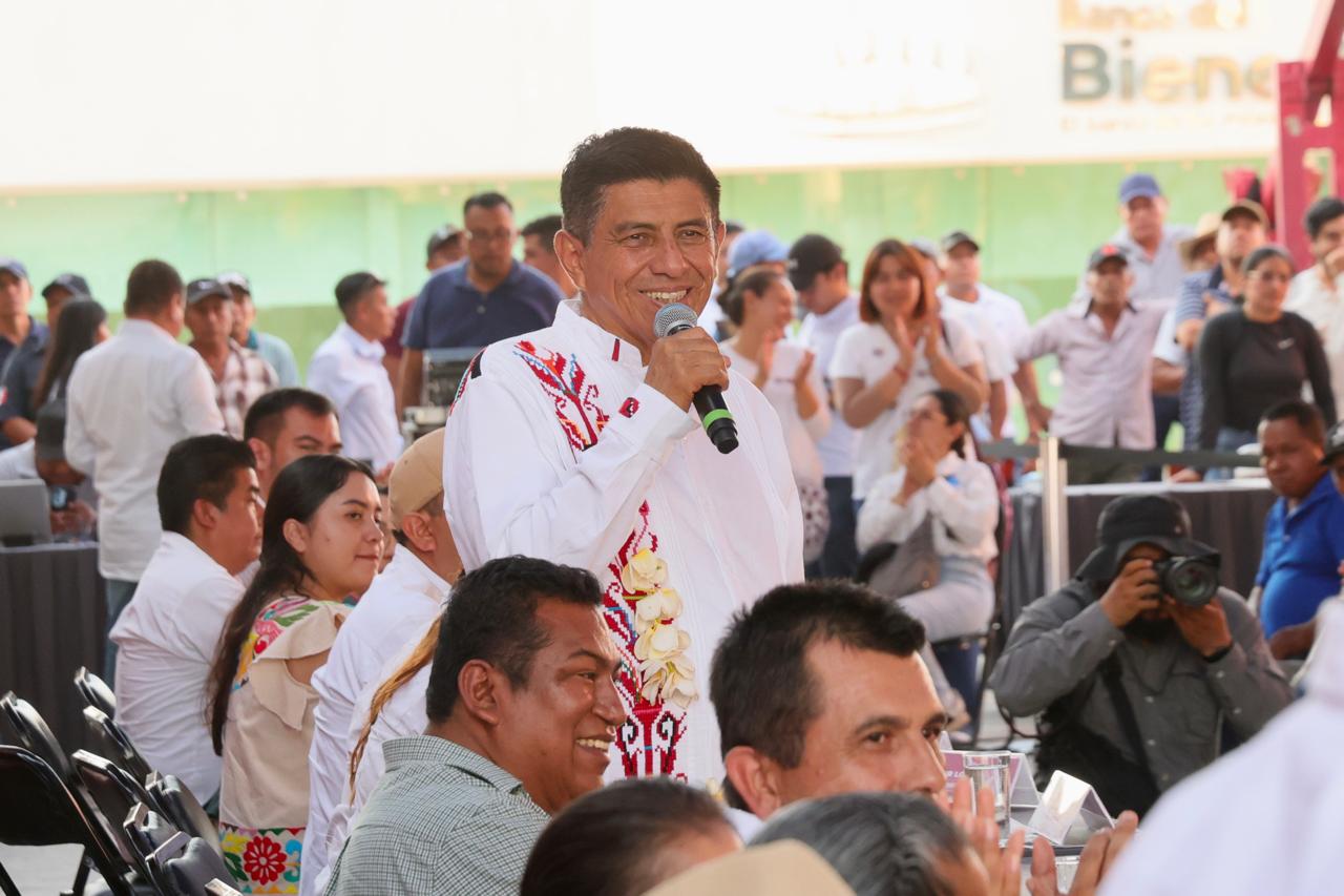 Cumple Salomón Jara compromisos de caminos y agua potable en San Pedro Ixcatlán Cumple Salomón Jara compromisos de caminos y agua potable en San Pedro Ixcatlán