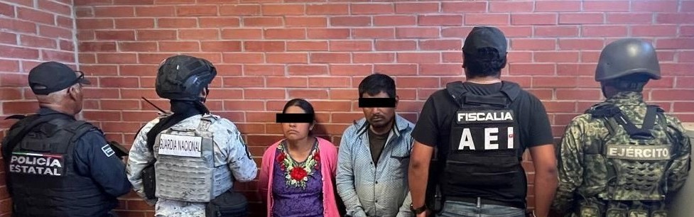 Fiscalía de Oaxaca, DEFENSA y Guardia Nacional detuvieron a dos personas durante cateo realizado en la región de la Sierra Sur; aseguran dosis de droga Fiscalía de Oaxaca, DEFENSA y Guardia Nacional detuvieron a dos personas durante cateo realizado en la región de la Sierra Sur; aseguran dosis de droga