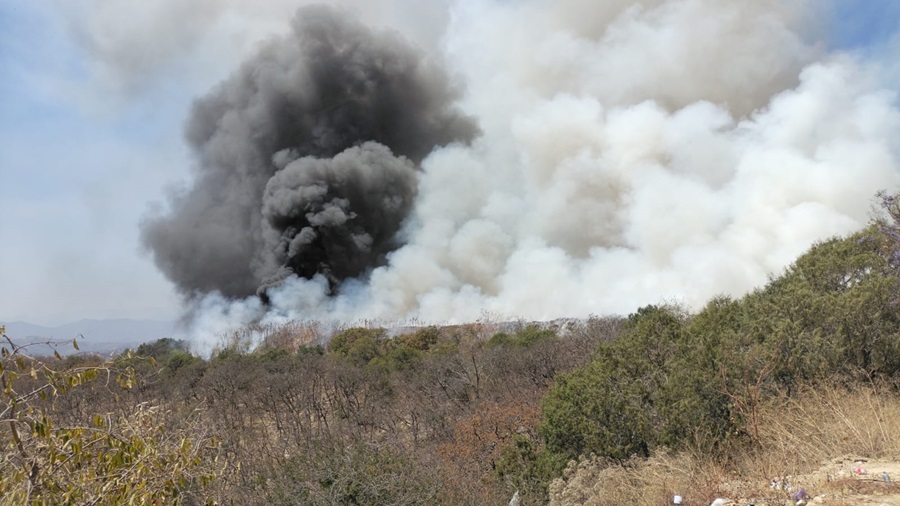 Reportan incendio en basurero clandestino en Telixtlahuaca Reportan incendio en basurero clandestino en Telixtlahuaca