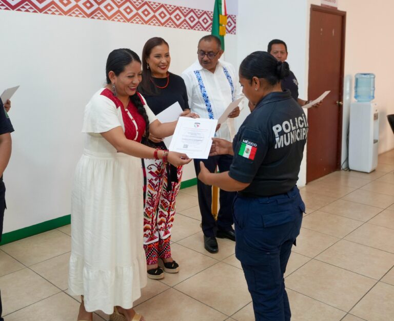 Refuerza Gobierno de Xoxocotlán profesionalización de policías con entrega de certificados