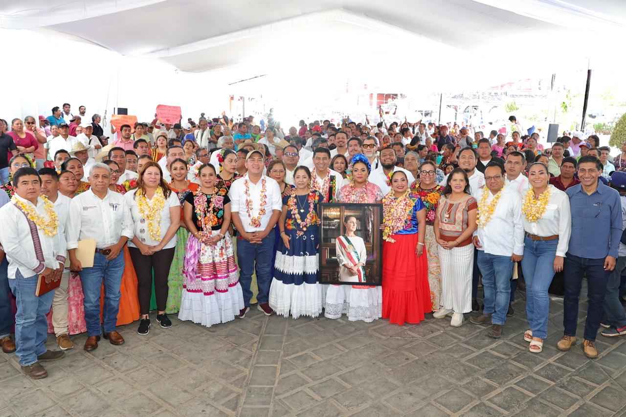 Invierte Salomón Jara en las instalaciones de agua y drenaje de Santo Domingo Tehuantepec Invierte Salomón Jara en las instalaciones de agua y drenaje de Santo Domingo Tehuantepec