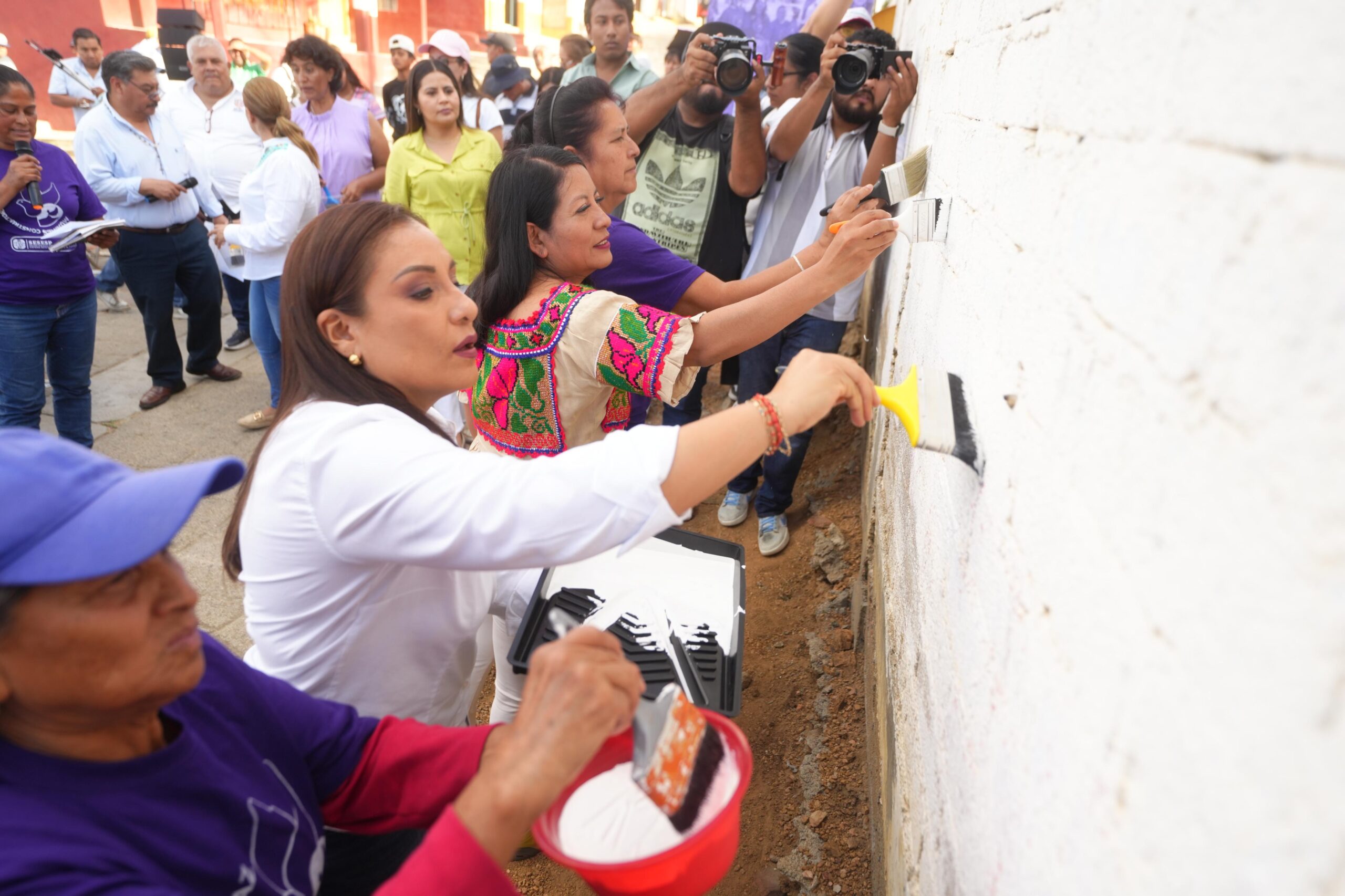 Calles de Arrazola cobrarán vida con murales pintados por Mujeres Artesanas por la Paz Calles de Arrazola cobrarán vida con murales pintados por Mujeres Artesanas por la Paz