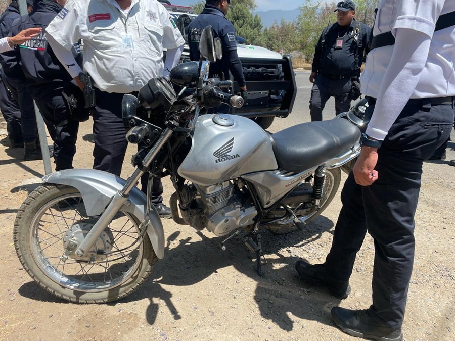 Policía Vial Estatal asegura a dos personas en El Tule con motocicleta robada y arma hechiza Policía Vial Estatal asegura a dos personas en El Tule con motocicleta robada y arma hechiza