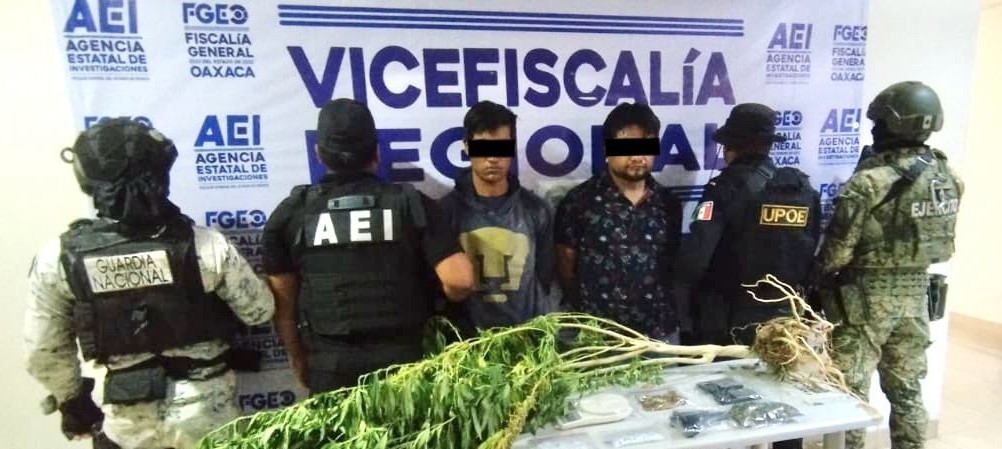 Fiscalía de Oaxaca realiza cateo en el valle de Etla y detiene a dos personas, asegura drogas, cartuchos útiles y armas de fuego. Fiscalía de Oaxaca realiza cateo en el valle de Etla y detiene a dos personas, asegura drogas, cartuchos útiles y armas de fuego.